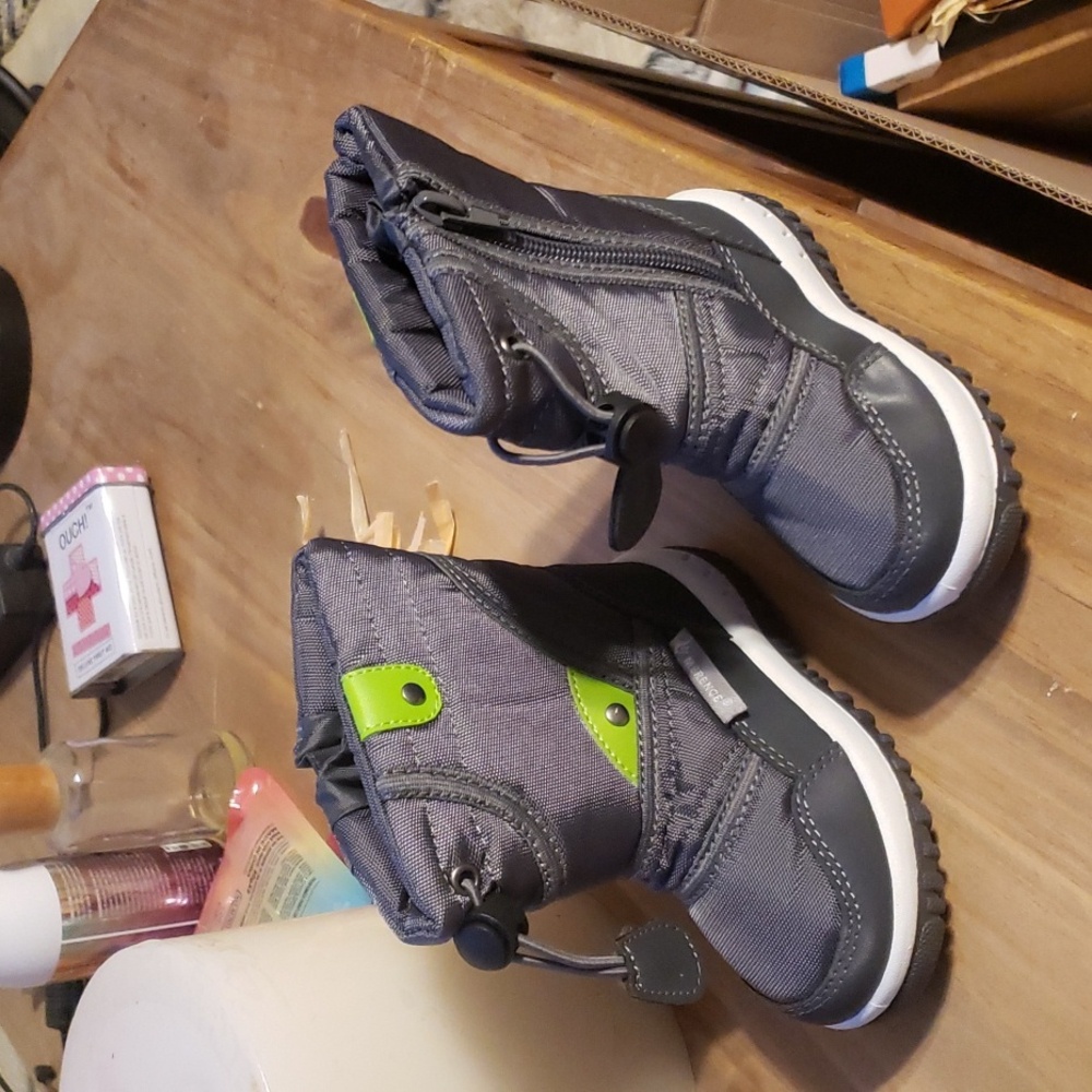 New size 22 snow boots